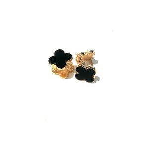 Gorgeous earrings with dual flowers